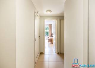 <strong>Koksijde-Bad, Residentie Alisé, Modern appartement met 2 slaapkamers en terras, 1e verdieping met lift.</strong><br /><br />Het appartement bestaat uit: inkomhall met toilet,  lichtrijke leefruimte met aangenaam zicht en toegang tot het terras, open en volledig ingerichte keuken, 2 slaapkamers en een  badkamer met, wastafel in meubel, ligbad en aansluiting wasmachine en droogkast. Het appartement is volledig betegeld en individuele centrale verwarming op aardgas. Een grote private kelder is inclusief.<br /><br /><strong>Dit prachtige appartement is instap klaar en is gelegen in een aangename en rustige buurt! Beschikbaar aan de notariële akte.</strong>