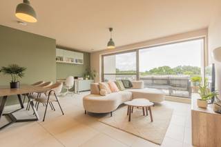 <p><span>RECENT DAKAPPARTEMENT MET 2 SLAAPKAMERS, AANGENAAM TERRAS, AUTOSTAANPLAATS EN BERGING.</span></p><p><span>Dit energiezuinig appartement (bj 2024) bevindt zich op de 2de verdieping van residentie Twin in Ruisbroek.</span></p><p><span>Het gebouw onderscheidt zich door haar moderne architectuur en doordachte indeling.</span></p><p><span>Hedendaagse technieken zoals warmtepomp (Daikin) in combinatie met vloerverwarming + koelingfunctie, ventiatie type D, zonnenpanelen, ... garanderen een hoog wooncomfort en laag energieverbruik.</span></p><p><span> </span></p><p><span>Indeling: Ruime, lichtrijke leefruimte met eetplaats en salon (42,5 m²) - prima uitgeruste, open keuken met o.a. inductiekookplaat, oven, vaatwasser, ... / badkamer met inloopdouche en dubbele wastafel / WC / 2 slaapkamers (4,33 x 3m; 3,3 x 3,16m) / bergruimte met technieken en plaats voor wasmachine, ... .</span></p><p><span>Aangenaam, groot terras (13,2 m²) met mooi verzicht op achtergelegen groen.</span></p><p><span>Parkeren kan op de brede autostaanplaats op het achter het gebouw gelegen parkeerterrein. </span></p><p><span>Handige bergruimte / gemeenschappelijke fietsenstalling.</span></p><p><span> </span></p><p><span> </span></p><p><span> </span></p><p><span> </span></p>
