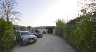 Magazijnunit met een makkelijke bereikbaarheid te huur met een opp. van ca. 150 m² gelegen nabij rotonde Haring met een makkelijke bereikbaarheid. De maandelijkse huurprijs bedraagt 675 euro + 80 euro per maand (onroerende voorheffing) en 40 euro per maand voorschot elektriciteit. 1 parkeerplaats voor de deur van het magazijn, inbegrepen in de huurprijs.<br />OPTIONELE mogelijkheid tot het huren van bijkomende autostaanplaatsen.<br />Benieuwd naar dit bedrijfspand regio Aalst? Contacteer info@immodelestre.be of 054 33 62 52. www.immodelestre.be<br />
