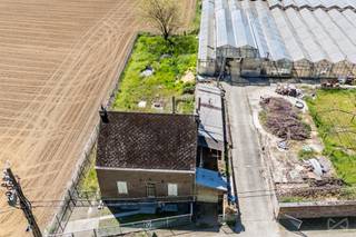 Offrez-vous un projet unique avec cette maison à rénover entièrement, offrant plus de 180 m² habitables et de magnifiques volumes. Idéale pour...