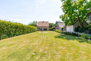 <p><strong>Open bebouwing in Erps-Kwerps, rustig gelegen in een groene en landelijke omgeving met vlotte verbindingen.</strong><br /><br />Deze woning uit 1997 combineert ruimte, comfort en een praktische indeling op een perceel met een ruime tuin van 1900 m². Dankzij het EPC-label C is er geen renovatieverplichting, wat meteen extra gemoedsrust biedt voor wie zorgeloos wil wonen. De woning is bovendien asbestveilig en beschikt over een parkeerplaats voor de deur, aangevuld met een ruime garage. De ligging nabij openbaar vervoer en belangrijke invalswegen maakt deze open bebouwing bijzonder interessant voor wie rustig wil wonen met een goede bereikbaarheid.<br /><br /><u><strong>Belangrijkste ruimtes:</strong></u><br />• Ruime woonkamer van 41 m² met veel lichtinval<br />• Keuken van 15 m² met praktische indeling<br />• Badkamer van 10 m²<br />• Drie slaapkamers van 15 m², 16 m² en 11 m²<br />• Berging van 15 m² voor extra opslagruimte<br />• Garage van 28 m²<br />• Terras met zicht op de tuin<br />• Grote tuin van 1900 m²<br />• Parkeerplaats voor de deur<br /><br /><u><strong>Troeven:</strong></u><br />• EPC-label C, dus geen renovatieverplichting<br />• Asbestveilige woning<br />• Grote tuin van 1900 m² met landelijke ligging<br /><br />Meer informatie of een bezoek met Nicolas Geeraerts? Contacteer ons via +3223351115<br />JOUW DROOMHUIS. ZO GEVONDEN!</p>