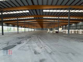 Dit magazijn, geniet een strategische ligging in de haven van Gent, met directe toegang tot de <strong>R4 </strong>en op slechts 10 minuten rijden van de <strong>N9</strong>.<br /><br />Dit magazijn is half-open en heeft een vrije hoogte van 7 tot 8 meter en biedt uitgebreide mogelijkheden voor opslag en logistieke operaties. Lichtstraten zorgen voor een overvloed aan natuurlijk licht, wat bijdraagt aan een aangename en efficiënte werkomgeving. <br /><br />Voor meer informatie of om een vrijblijvend plaatsbezoek te plannen, kunt u contact opnemen met<strong> PANORAMA B2B</strong> via <strong>0477 02 09 02</strong>.