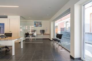 Ontdek deze <strong>instapklare bureauruimte</strong> van <strong>158 m²</strong> op een <strong>toplocatie</strong> in het <strong>centrum</strong> van <strong>Izegem.</strong> Het pand is <strong>ideaal voor</strong> <strong>zelfstandigen</strong> of <strong>organisaties</strong> die <strong>op zoek</strong> zijn naar een <strong>aangename, functionele werkplek</strong> met een <strong>professionele uitstraling.</strong><br /><br />De kantoorruimte bestaat uit:<br /><strong>Centrale bureauruimte</strong> met veel natuurlijk lichtinval<br /><strong>Aparte vergaderruimte</strong> <br /><strong>Afgesloten bureauruimte</strong> <br /><strong>Praktische kitchenette</strong> met alle nodige voorzieningen<br /><strong>Sanitaire voorzieningen</strong><br /><br />Dankzij de <strong>centrale ligging</strong> in de Roeselaarsestraat geniet je van een <strong>vlotte bereikbaarheid</strong> en <strong>nabijheid</strong> van <strong>winkels, horeca en openbaar vervoer.</strong><br />Deze kantoorruimte combineert <strong>comfort, functionaliteit en zichtbaarheid, </strong>de ideale plek om jouw <strong>professionele activiteiten</strong> verder <strong>uit</strong> te <strong>bouwen.<br /><br />INTERESSE?</strong> Contacteer:<br />Matthis op matthis@dekeyser.immo of 0477 804 350<br />Leopold op leopold@dekeyser.immo of 0499 618 354