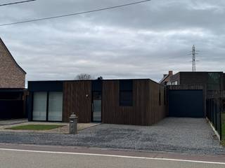 Ben je op zoek naar een gelijkvloers, energiezuinig huis?<br />Dan is deze woning op de Michel Scheperslaan 164 vast iets voor u.<br />Er zijn twee slaapkamers, een badkamer met douche, een wasplaats en een ruime living met open keuken, deze keuken is volledig ingericht met alle toestellen.<br />De auto's kunnen zowel voor het huis als achter de poorten geparkeerd worden. Verder zijn er buiten nog een tuinhuis, een carport voor de auto en een carport waar zelfs een mobilhome onder past.<br />De combinatie alu-ramen met dubbel glas - isolatie - zonnepanelen en warmtepompen zorgt voor een A-label op het epc-verslag.<br /><br />Interesse? Bel dan snel op het nummer 0491 15 30 43 of mail naar hallo@nielsvastgoed.be Ik help je graag verder.