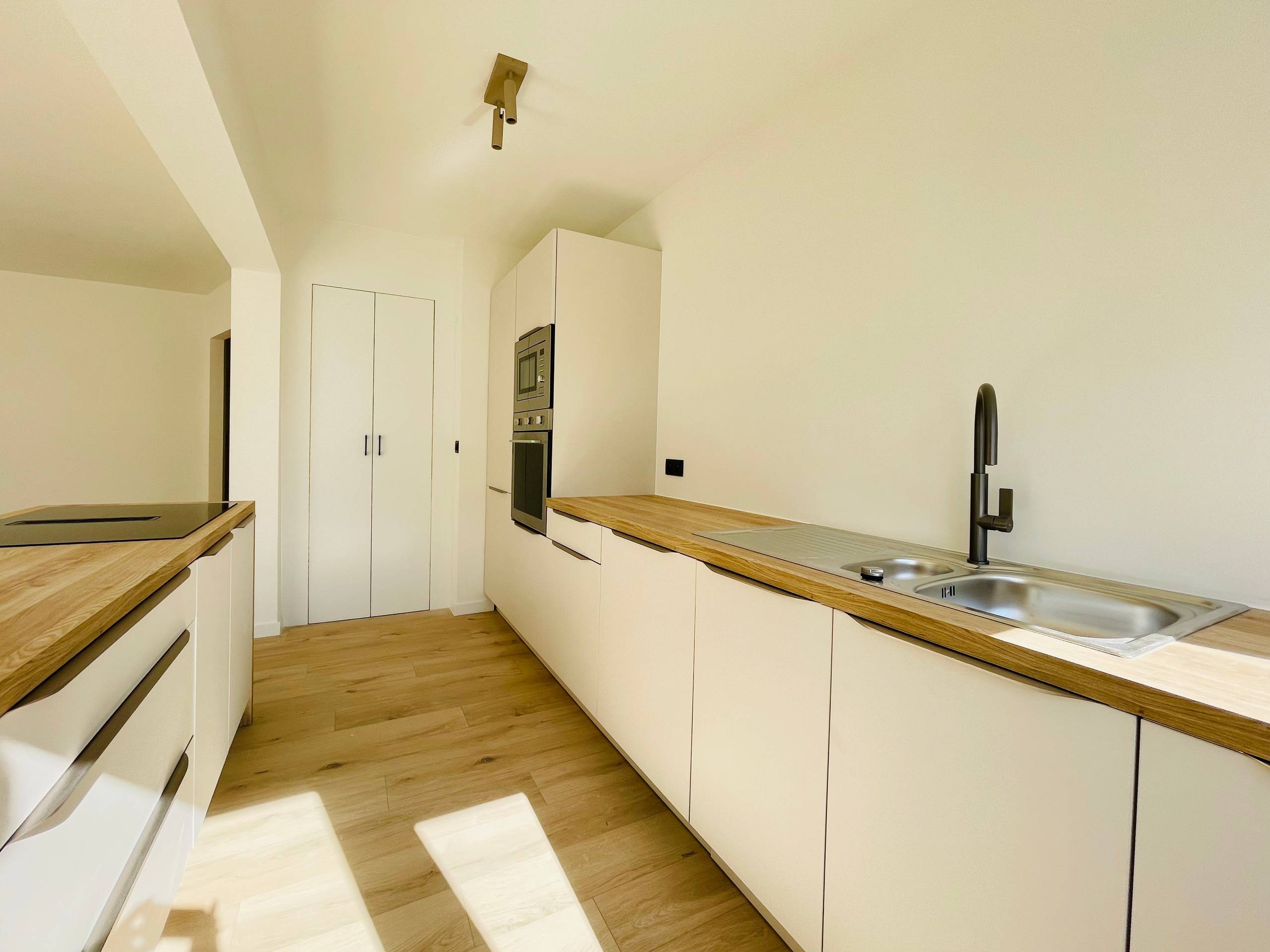 Stijlvol gerenoveerd, lichtrijk en zonnig, appartement (93m²) met terras, autostaanplaats en waterzicht nabij Bijloke/STAM. - foto 5