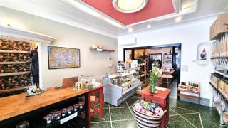 <p><span>Op een zeer commerciële locatie in Mortsel bieden we deze handelsruimte te huur aan.</span></p><p><span> </span></p><p><span>Het pand bestaat uit een grote ruimte vooraan, evenwaardige ruimte achteraan, die toegang geeft tot terras en tuin. Vanuit de winkel is de kelder te bereiken.</span></p><p><span>Aanpalend is er een keukenruimte met daarachter nog een extra berging en sanitaire ruimte.</span></p><p><span> </span></p><p><span>Beschikbaarheid: vanaf komende maand, plaatsbeschrijving: € 225,-</span></p><p><span>Huidig EPC label: F</span></p><p><span>Voor meer info of een bezoek er plaatste bel 03/449.42.41 of surf naar <span>www.habicom.be</span></span></p><p><span> </span></p><p><span>Meer info over Mortsel? Bezoek <span>www.woneninmortsel.be</span></span><span> . </span></p><p><span> </span></p><p><span> </span></p><p><span> </span></p><p><span> </span></p><p><span> </span></p>