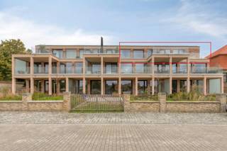 Uniek wonen aan het water in Veurne! Deze prachtige penthouse combineert een rustige ligging aan het water met de nabijheid van het bruisende stadscentrum. Op wandelafstand van de Markt en alle dagelijkse voorzieningen geniet je hier van een uitzonderlijke woonomgeving met rust, ruimte en prachtige vergezichten.<br /><br />De penthouse bevindt zich op de bovenste verdieping van een moderne residentie en beschikt over een royale woonoppervlakte van 116 m², aangevuld met een indrukwekkend zuidgericht terras van 35 m². Het terras is omringd door groendaken en vormt de ideale plek om de hele dag van de zon en het uitzicht te genieten.<br /><br />Binnen zorgt de lichtrijke leefruimte voor een aangenaam gevoel van ruimte. De moderne open keuken is uitgerust met een praktisch kookeiland, Quooker keukenkraan, kookplaat met geïntegreerde afzuiging en hoogwaardige composieten werkbladen. Verder zijn er 3 volwaardige slaapkamers, een stijlvolle badkamer met ruime inloopdouche, een afzonderlijk toilet en een praktische berging.<br /><br />Ook op vlak van energie en comfort scoort deze penthouse bijzonder sterk. Uitgevoerd als BEN-woning (Bijna-Energieneutraal) en beschikt over vloerverwarming in combinatie met een energiezuinige warmtepomp, een D-ventilatiesysteem en hoogwaardig aluminium schrijnwerk. De voorzieningen voor airconditioning zijn reeds aanwezig.<br /><br />De residentie beschikt uiteraard over een lift. Daarnaast bestaat de mogelijkheid om een ondergrondse of bovengrondse garage van 19 of 33 m² en/of een parkeerplaats aan te kopen.<br /><br />Een uitzonderlijke penthouse te koop in Veurne, op een topligging aan het water, met zuidgericht terras, 3 slaapkamers, BEN-energieprestaties en adembenemende vergezichten. Een unieke kans voor wie comfortabel, energiezuinig en centraal wil wonen!<br /><br />Bestuursmaatregelen in het maatregelenregister: nee