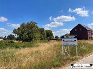 <p><span>Ruime bouwgrond voor een open bebouwing met een oppervlakte van 1517m²</span></p><p><span> </span></p><p><span>Bent u op zoek naar de ideale locatie om uw droomwoning te realiseren? Dan biedt deze bouwgrond een uitstekende opportuniteit.</span></p><p><span> </span></p><p><span>Deze centraal gelegen bouwgrond maakt deel uit van een kleinschalige verkaveling van drie percelen nabij centrum Wuustwezel.</span></p><p><span>Het gaat hier over lot 3 met een totale oppervlakte van 1.517m². </span></p><p><span> </span></p><p><span>Het perceel heeft een indrukwekkende straatbreedte van ca. 62 meter en een maximale diepte van ca. 47 meter</span></p><p><span>Er mag een open bebouwing op gebouwd worden van 15m breed en 9m diep.</span></p><p><span> </span></p><p><span>De gunstige ligging combineert een vlotte bereikbaarheid met de nabijheid van winkels, scholen en andere dagelijkse voorzieningen.</span></p><p><span> </span></p><p><span>Gunstige bouwvoorschriften verkrijgbaar via matthiasvos@janssenenjanssen.be</span></p>