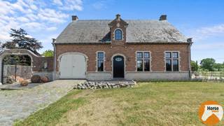 PUTTE – Instapklare woning met polyvalent bijgebouw op ca. 60 are<br /><br />Deze prachtig afgewerkte woning met multifunctioneel bijgebouw bevindt zich op een ruim perceel van ongeveer 60 are. Zowel het hoofdgebouw als het bijgebouw zijn met veel zorg en oog voor detail ingericht.<br /><br />De leefruimte bestaat uit een open geheel van woonkamer, eetkamer en keuken, wat zorgt voor een aangenaam en ruimtelijk gevoel. De keuken straalt warmte uit dankzij de gekozen kleuren en materialen en is volledig uitgerust met alle hedendaagse comfort: koelkast, vaatwasser, spoelbak, microgolfoven en een stijlvol SMEG-fornuis met drie ovens.<br /><br />Aansluitend bevindt zich een praktische bijkeuken met aansluiting voor wasmachine en droogkast, eveneens smaakvol afgewerkt.<br /><br />Vanuit de ruime leefruimte en eetplaats geniet je van een mooi zicht op het terras en de tuin, waardoor binnen en buiten naadloos in elkaar overlopen.<br /><br />Via de houten trap in de inkomhal bereik je de bovenverdieping. Hier bevinden zich drie slaapkamers en een verzorgde badkamer met bad, douche en dubbele lavabo. De warme en harmonieuze stijl van de benedenverdieping wordt ook hier verder doorgetrokken.<br /><br />De woning beschikt bovendien over een volledige kelder.<br /><br />Naast de woning staat een polyvalent bijgebouw met een totale oppervlakte van ongeveer 100 m². Dit gebouw is verwarmbaar en praktisch ingericht, met eveneens zicht op de tuin. Ideaal als gezellige plek voor een zomerse barbecue of een winterse avond met vrienden.<br /><br />Voor paardenliefhebbers is deze eigendom extra aantrekkelijk: er zijn twee paardenstallen, een paddock en weide aanwezig. De weides zijn degelijk afgesloten met een houten omheining.<br /><br />Ben je op zoek naar een instapklare woning waar je je paarden aan huis kan houden? Dan is dit misschien precies wat je zoekt.<br /><br />Voor meer informatie kan je ons steeds contacteren via 053/60.65.66.