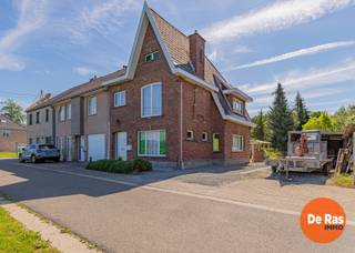 <strong>GIJZEGEM - Charmante halfopen bebouwing met ruime tuin en renovatiepotentieel.</strong><br />EERSTE BEZOEKDAG VRIJDAG 3/07 VAN 15U TOT 18U (enkel op afspraak!)<br /><br />Deze goed onderhouden halfopen bebouwing, opgericht in 1964 in traditioneel metselwerk, biedt een uitstekende basis voor wie op zoek is naar een woning met karakter, ruimte en tal van mogelijkheden om naar eigen smaak te moderniseren.<br /><br />Gelegen aan de Ansmeerweg in het landelijke Gijzegem geniet deze eigendom van een rustige en groene omgeving, terwijl winkels, scholen, openbaar vervoer en belangrijke verbindingswegen zich op korte afstand bevinden. Hier woont u in alle rust, met een vlotte bereikbaarheid naar Aalst, Dendermonde en de E40.<br /><br />Bij het betreden van de woning komt u terecht in een ruime inkomhal die toegang verleent tot de woonkamer en de keuken. Op het gelijkvloers bevinden zich daarnaast nog een praktische berging, een overdekt terras en een toegang naar de kelder.<br /><br />Via de nachthal op de eerste verdieping bereikt u momenteel drie volwaardige slaapkamers en een badkamer. Daarnaast beschikt de woning over een zolderverdieping die momenteel dienstdoet als stockageruimte en bijkomende mogelijkheden biedt.<br /><br />De absolute troef van deze eigendom is zonder twijfel de ruime tuin. Hier geniet u in alle privacy van het groen en de rust, een ideale plek voor tuinliefhebbers, gezinnen of wie graag buiten vertoeft.<br /><br />Verder wordt de woning verwarmd op aardgas en is er een regenwaterput aanwezig.<br />Bent u op zoek naar een degelijk onderhouden woning met veel potentieel, een prachtige tuin en een rustige ligging? Dan is deze eigendom zeker een bezoek waard. Bel voor een bezoek 053/60.65.60.<br /><br />De vermelde prijs is een richtprijs. Na ontvangst van de biedingen zal de verkoper beslissen of hij/zij de eigendom verkoopt aan het beste bod. De richtprijs is aldus niet bindend voor de verkoper. Voor meer info kunt u ons contacteren of het reglement raadplegen op onze website.