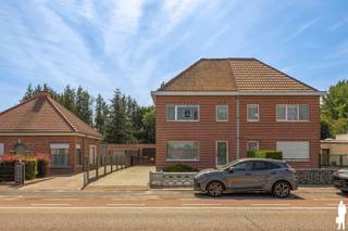 BEZOEKDAG ZATERDAG 17/09 op afspraak! <br />Op zoek naar een woning met veel <strong>ruimte</strong>, een praktische indeling en een uitstekende ligging? Deze gezinswoning bevindt zich op een <strong>toplocatie </strong>in Sint-Niklaas, vlakbij ale voorzieningen Dankzij de lichtrijke leefruimtes, de veranda, de ruime garage en de onderhoudsvriendelijke tuin vormt dit de ideale basis om volledig naar eigen smaak te moderniseren.<br /><br />Gelijkvloers<br />- Inkomhal met trap naar de verdieping.<br />- Ruime L-vormige leefruimte met veel lichtinval en tal van indelingsmogelijkheden.<br />- Keuken met dubbele spoelbak, ingemaakte kasten en elektrische kookplaat.<br />- Praktische wasplaats met apart gastentoilet en stookolieketel.<br />- <strong>Veranda </strong>met aangenaam zicht op de tuin.<br />- Dubbele beglazing en elektrische rolluiken op het gelijkvloers.<br /><br />Verdieping<br />- Nachthal.<br />- Twee <strong>volwaardige </strong>slaapkamers.<br />- Derde slaapkamer, ideaal als kinderkamer, bureau of hobbyruimte.<br />- Badkamer voorzien van badkamermeubel, douche en toilet.<br />- Rolluiken<br />- Ruime zolder<br /><br />Buiten<br />- <strong>Brede </strong>oprit met voldoende parkeergelegenheid.<br />- Ruime garage met sectionale poort.<br />- Bovengrondse stookolietank van 2.300 liter.<br />- Zonnig terras.<br />- Onderhoudsvriendelijke zuidgeoriënteerde stadstuin van ca. 150 m², volledig aangelegd met dolomiet en afgewerkt met planten en struiken.<br /><br />Troeven: <br />- Topligging in Sint-Niklaas.<br />- Grote garage en ruime oprit.<br />- Woning met veel potentieel voor wie graag moderniseert naar eigen smaak.<br />- EPC D -<strong> geen renovatieverplichting<br /><br /><br /></strong>Op zoek naar een woning, appartement of bouwgrond in het Waasland of de Denderstreek?<br />De Boer &amp; Partners Waas &amp; Dender begeleidt u graag bij de aankoop of verkoop van vastgoed in deze ruime regio.<br />Wenst u dit pand te bezoeken? Contacteer ons via waasendender@deboerenpartners.be of 03 377 55 00.