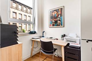 Dit gezellige 1-slaapkamerappartement bevindt zich vlak naast het populaire Park Spoor Noord, jouw dagelijkse portie groen nabij de stad.<br /><br />Dankzij de grote raampartijen geniet je in het woongedeelte met open keuken van een aangename natuurlijke lichtinval. De mezzanine-slaapkamer geeft het geheel een extra touch en is volledig afgesloten wat zorgt voor de nodige privacy. Daarnaast beschikt het appartement over een aparte ruimte die ingericht kan worden als kantoorruimte of extra berging. De lage gemeenschappelijke kosten maken het extra interessant voor alleenstaanden, koppels of investeerders.<br /><br />De centrale ligging is een absolute troef: op wandel- en fietsafstand van het stadscentrum, met winkels, horeca, openbaar vervoer en belangrijke invalswegen binnen handbereik.<br /><br />Een ideale combinatie van stadsleven, comfort en groen! Plan vandaag nog uw bezoek.