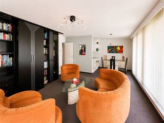 <p><span>Appartement spacieux de 2 chambres avec terrasse au cœur de Malines</span></p><p><span>Cet appartement lumineux d'environ 90 m² bénéficie d'un emplacement idéal dans le centre de Malines, à quelques pas des commerces, des restaurants et des transports en commun.</span></p><p><span>On accède à l'appartement par l'ascenseur ou par les escaliers. Le vaste hall d'entrée constitue le point central du logement et donne accès à toutes les pièces. Vous y trouverez des toilettes séparées, une salle de bains avec douche intégrée à la baignoire et deux chambres spacieuses de 15,05 m² et 13,20 m². Grâce à leur superficie, ces deux pièces peuvent parfaitement servir de chambre parentale, de chambre d’enfant, de bureau ou d’atelier. </span></p><p><span>Vous profiterez également d’une agréable terrasse. Un garage privatif est disponible en option.</span></p><p><span>Atouts :</span><span><br />- 2 chambres spacieuses<br />- Terrasse<br />- Ascenseur<br />- Débarras<br />- Situation centrale<br />- Garage en option</span></p><p><span>Loyer :</span><span> € 1050/mois</span><span><br />Charges communes : </span><span>€ 144/mois</span><span><br />Garage (facultatif) :</span><span> € 150/mois</span></p>