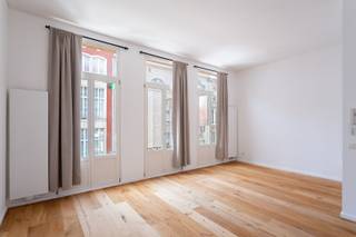 Gelegen in het centrum van Antwerpen geniet u hier van een combinatie tussen stadsleven, cultuur en comfort. Vanuit deze centrale ligging wandelt u moeiteloos naar de historische binnenstad, het Zuid en tal van gezellige horecazaken, boetieks en speciaalzaken. Culturele trekpleisters zoals de KMSKA, het ModeMuseum en de levendige Groenplaats bevinden zich op korte afstand. Dankzij het openbaar vervoer voor de deur verplaatst u zich bovendien vlot doorheen de stad.<br /><br />Dit stijlvolle éénslaapkamerappartement bevindt zich op de tweede verdieping van een kleinschalig gebouw dat in 2024 volledig werd gerenoveerd. Bij het betreden van het appartement valt meteen de aangename leefruimte op, gekenmerkt door een charmante vloerafwerking, balkon en raampartijen die zorgen voor een overvloed aan natuurlijk licht. De leefruimte biedt plaats voor een zithoek en een eetruimte. De volledig geïnstalleerde keuken is uitgerust met nieuwe, moderne toestellen en sluit naadloos aan bij de hoogwaardige afwerking van het appartement. Achteraan bevindt zich de rustige slaapkamer. Verder beschikt het appartement over een afzonderlijk gastentoilet en een betegelde badkamer met inloopdouche, verwarmd handdoekenrek en lavabomeubel.<br /><br />Belangrijkste kenmerken:<br />- Gemeenschappelijke fietsenberging<br />- Volledig gerenoveerd (2024)<br />- Energiezuinig<br />- Lage algemene kosten (aparte meters)<br />- Kelder aanwezig <br /><br />Verplichte vermeldingen: EPC: 133 kWh/m², P-score: B &amp; G-score: B, Stedenbouw: Vg, Wche, Gvkr, GMO, Gvv