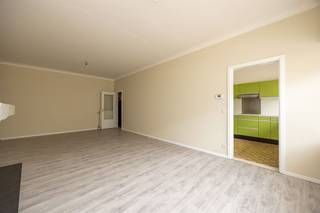 <p><span>Van de retrogroene keuken tot de gezellige sierschouw in de leefruimte: dit gelijkvloers appartement heeft nét dat tikkeltje extra charme. Achteraan geniet je van twee rustige slaapkamers en een knusse stadstuin, terwijl de verrassend ruime leefruimte baadt in het licht. Een plek met karakter, waar je meteen je eigen thuis van maakt.</span></p><p><span> </span></p><p><span>Licht & leefruimte</span></p><p><span>Via de inkomhal met handige ingemaakte vestiairekasten kom je binnen in de ruime leefruimte van maar liefst 34,5 m². De grote raampartijen zorgen hier voor veel natuurlijk licht, terwijl de verzorgde parketlaminaatvloer en de sierschouw warmte en gezelligheid toevoegen. De witte marmeren vensterbanken en elektrische rolluiken maken het plaatje compleet.</span></p><p><span>Aansluitend vind je de aparte keuken, die meteen opvalt door haar speelse retro-uitstraling met groene kastfronten. Dankzij de grote raampartij geniet je ook hier van veel licht. De keuken beschikt over een elektrisch kookvuur, dubbele spoelbak en voldoende werk- en opbergruimte.</span></p><p><span> </span></p><p><span>Rust achteraan</span></p><p><span>Achteraan liggen de twee slaapkamers, rustig gelegen en allebei voorzien van rolluiken en vliegenramen. De grootste slaapkamer geeft rechtstreeks toegang tot het gezellige stadsterras van ca. 12 m² — een fijne plek om buiten te zitten of wat groen toe te voegen aan je woonomgeving.</span></p><p><span>De badkamer is praktisch ingericht met een ligbad en douchekop, een breed badkamermeubel met wastafel en aansluiting voor een wasmachine. De recent vernieuwde Vaillant condensatieketel (2023) zorgt bovendien voor extra comfort en energiezuinigheid.</span></p><p><span> </span></p><p><span>Groen & gezellig Deurne</span></p><p><span>Boekenberglei ligt op een fijne locatie in Deurne-Zuid, een buurt die geliefd is om haar combinatie van statige lanen, groen en gezellige adresjes. Op wandelafstand vind je het prachtige Boekenbergpark, ideaal voor een ochtendwandeling of een rustige koffie in het groen, terwijl ook het Rivierenhof niet veraf ligt voor sport, ontspanning en zomerconcerten.</span></p><p><span>Voor een koffie of lunch heb je verschillende leuke plekken in de buurt, zoals Bar Kotee, BAR STARK met z’n gezellige tuin of de populaire zuurdesembakkerij Bloemberen op de Boekenberglei zelf. Ook rond het Te Boelaerpark en de Herentalsebaan vind je heel wat fijne cafés, buurtwinkels en lokale handelszaken. Dankzij de tramhalte vlakbij sta je bovendien in geen tijd in hartje Antwerpen. Hier woon je rustig, maar toch met alles dichtbij.</span></p><p><span> </span></p><p><span>maatregelenregister: niet opgenomen</span></p>