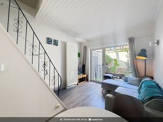 Instapklare, knusse stadswoning vlakbij 't Zand en de Vesten, een ideale uitvalsbasis om een rustige woonomgeving te combineren met alles wat de Brugse binnenstad te bieden heeft. <br /><br />De woning bestaat uit een inkomhal met toilet, een leefruimte met aansluitend zonnig stadstuintje, een open ingerichte keuken, een ruime slaapkamer, een badkamer met wastafel, ligbad en aansluiting voor wasmachine, en een ingerichte zolderkamer die perfect dienst kan doen als tweede slaapkamer, bureau of dressing. <br /><br />Het pand beschikt over een conforme elektrische installatie, een EPC-label C en is asbestveilig. Er is tevens een conformiteitsattest voor verhuur afgeleverd. <br />Zo is dit niet alleen een ideale starterswoning, maar ook een interessante investeringsopportuniteit!<br /><br />Nieuwsgierig? Contacteer ons voor een bezoek ter plaatse!