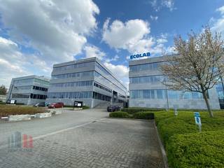 Instapklare kantoor met een oppervlakte van 607 ² te huur in het prestigieuze businesspark "West End" op amper 1 km van het knooppunt R0/E40...