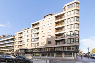 <strong>Knokke: Instapklaar 2-slaapkamerappartement te koop met zuidgericht terras op 3 min wandelen van de zeedijk in Knokke. </strong><br /><br />Op zoek naar een instapklaar appartement op een gunstige ligging in Knokke? Dit verzorgde appartement, gelegen in de Taborastraat 4, biedt een aangename woonomgeving en vormt de ideale opportuniteit voor wie op zoek is naar een eigen stek aan de kust, een tweede verblijf of een interessante investering.<br /><br /><strong>Indeling: </strong><br />Inkomhal, gastentoilet, lichtrijke en aangename leefruimte, volledig uitgeruste keuken, 2 volwaardige slaapkamers met inbouwkasten, badkamer met ligbad en dubbele lavabo, zuidgericht terras.<br /><br /><strong>Troeven: </strong>
<ul><li>Instapklaar appartement.</li><li>Praktische en aangename indeling.</li><li>Toplocatie vlakbij Vanbunnenplein en Rubensplein.</li><li>Zonnig terras.</li><li>Privatieve kelder en gemeenschappelijke fietsenberging. </li></ul>
Meer informatie? Contacteer Ayita op 0496 13 43 12 of via ayita@eraservimo.be.