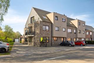 Dit instapklare gelijkvloers appartement is rustig gelegen in een recente residentie te Zandvliet, met een vlotte verbinding naar het centrum van Dessel en omliggende gemeenten. Winkels, scholen en openbaar vervoer bevinden zich in de nabije omgeving, wat zorgt voor een aangename en praktische woonlocatie.<br /><br />Dankzij de ligging op het gelijkvloers geniet u van een vlotte toegankelijkheid en een comfortabele woonervaring.<br /><br />Je komt het appartement binnen via de inkomhal, die uitgeeft op de verschillende ruimtes. De lichtrijke leefruimte met schuifraam en open, volledig ingerichte keuken vormt het centrale gedeelte van het appartement en creëert een aangename omgeving om te ontspannen en te koken.<br />Verder beschikt het appartement over twee slaapkamers, een badkamer uitgerust met een inloopdouche en badkamermeubel, en een praktische berging met aansluiting voor wasmachine en droogkast.<br /><br />Achteraan de residentie is er een ruime garage mits meerprijs van 20.500 euro<br /><br />EPC: label B (162kWh/m² jaar)