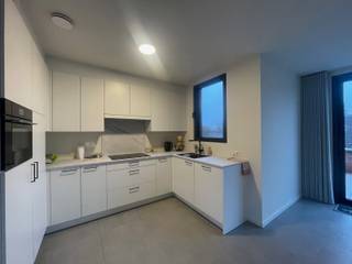 DAKAPPARTEMENTDakappartement met twee terrassen in het centrum van Westmalle. Beschr: inkom, apart toilet, berging, woonkamer met open keuken, twee...