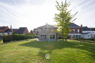 Dit pand neemt deel aan de CENTURY 21 Discovery Days op 10 oktober. Meer informatie via het kantoor. Op zoek naar een ruime, perfect onderhouden woning met een moderne uitstraling, veel lichtinval én een mooie tuin ? EPC B , asbestveilig ! Deze verzorgde villa biedt maar liefst 4 slaapkamers, ruime leefvertrekken, een grote gekoppelde garage en is gelegen op een prachtig perceel van 12a78ca. Via de ruime en lichtrijke inkomhal komt u in de aangename leefruimtes. De living van 41 m² staat rechtstreeks in verbinding met de volledig ingerichte keuken van 17 m². Dankzij de grote raampartijen en de rechtstreekse toegang vanuit zowel de living als de keuken geniet u volop van het zicht en de verbinding met de tuin. De gelijkvl verdieping omvat verder een praktische wasplaats, toilet en een ruime L-vormige garage, ideaal voor wagen, fietsen en extra bergruimte. Op de verdieping bevinden zich 4 volwaardige slaapkamers, een badkamer en een apart toilet. De nachthal biedt bovendien de mogelijkheid om een open bureauruimte te creëren, ideaal voor thuiswerk of als studeerplek. De geïsoleerde zolder zorgt voor extra, praktische stockageruimte. Deze villa is een uitstekende combinatie van ruimte, comfort, onderhoudsgemak en een aangename buitenomgeving. Kortom, deze woning biedt ruimte voor het hele gezin ! Er zijn ook Zonnepanelen met groenestroomcertificaten tot 2031. Station in de nabije omgeving, Lagere school en winkels op ca. 2 a 3 km, Goede verbinding naar Brussel, Halle, Edingen en Ninove. Een bezoek is zeker de moeite waard