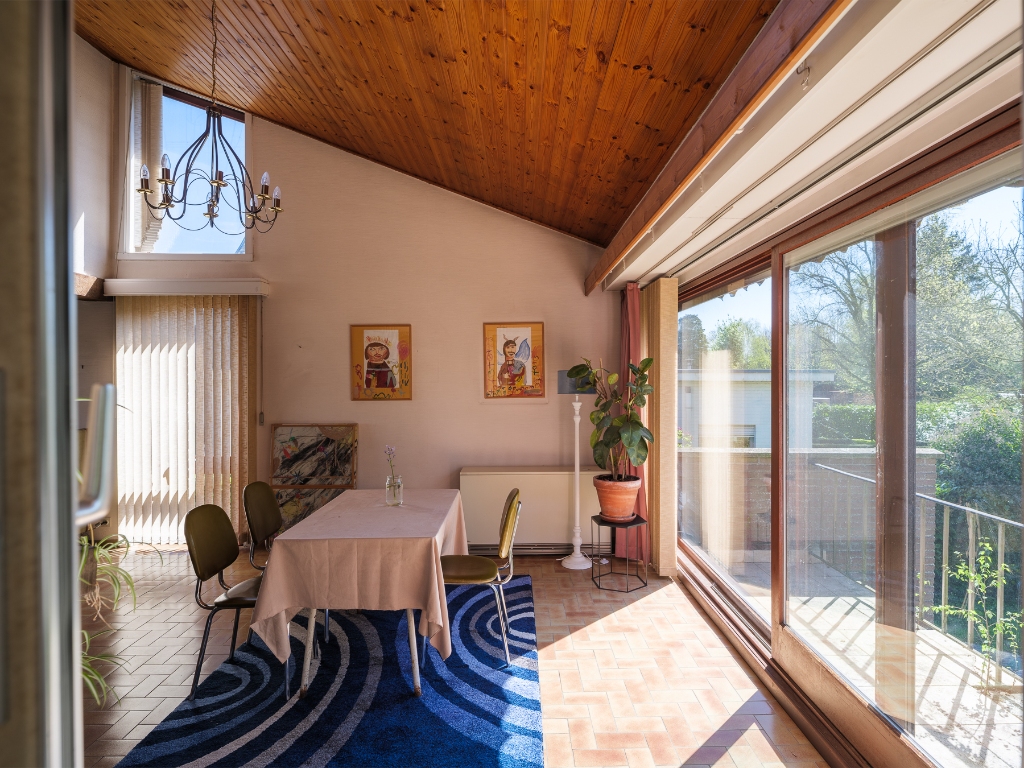 Mid-century modern villa met vier slaapkamers, verdeeld over drie niveaus, gelegen op een groen perceel in Lievegem. - foto 3