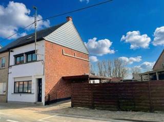 <p><span>immo Talenco verkoopt te Sint-Huybrechtstraat 41 – 1785 Merchtem (Peizegem) deze goed onderhouden, praktisch ingedeelde halfopen bebouwing gelegen op een onderhoudsvriendelijk perceel van 2 a 73 ca. Deze charmante woning biedt een nuttige oppervlakte van ± 171 m² - het pand beschikt onder meer over 3 slaapkamers, een ingerichte keuken en badkamer en een onderhoudsvriendelijke tuin met terras en carport. Gelegen in een rustige residentiële straat, nabij openbaar vervoer en handelaars.</span></p><p><span> </span></p><p><span>Bij het betreden van de woning kom je in de inkomhal met vestiaire, die toegang verleent tot de leefruimte. Deze bestaat uit een gezellige woon- en eetkamer met aansluitende de ingerichte keuken met ontbijthoek. Verder is er op het gelijkvloers een praktische wasplaats met apart toilet en extra bergruimte.Via een vaste trap bereik je de volledig ingerichte zolderkamer die perfect kan opgesplitst worden in 2 slaapvertrekken. </span></p><p><span>Wenst u deze woning te bezichtigen? Plan snel een bezoek in en ontdek zelf het potentieel van deze charmante woning!</span></p><p><span> </span></p><p><span>Renovatie-applicatie:</span></p><p><span><span>https://web.setle.app/nl-be/estates/1fa53296-806d-44d2-bd4c-0e04ab9cd9a0/renovation</span></span></p><p><span> </span></p><h3><span>Kelderruimte (± 20,50 m²)</span></h3><h3><span> </span></h3><p><span>Gelijkvloers<br /></span><span>Een inkomhal (± 3.5 m²) met vestiaire geeft toegang tot de leefruimte (± 16 m²) en eetkamer (± 18 m²). Aansluitend bevindt zich de keuken (±12 m²) met ontbijthoek. Verder beschikt het gelijkvloers over een wasplaats (12 m²) met apart toilet (± 1,2m²) en een wasplaats/berging toegang tot de kelder (20,5 m² – hoogte ± 1,64 m) via de leefruimte. Buiten beschikt de woning over een carport (± 18,5 m²) en een onderhoudsvriendelijke volledig omheinde tuin. Dankzij de elektrische zonneluifel kan je ook tijdens warme dagen genieten</span><span>.</span><span>van</span><span>.</span><span>het zuidwest gericht terras.</span></p><h3><span> </span></h3><h3><span>Eerste</span><span>.</span><span>verdieping</span><span><br /></span><span>De nachthal geeft toegang tot 2 slaapkamers (± 11,2 m² en ± 16 m²) en een ingerichte badkamer (± 7m²) met inloopdouche – type regendouche - dubbele wastafel in meubel – spiegelkast – kolomkasten..</span></h3><h3><span> </span></h3><h3><span>Tweede</span><span>.</span><span>verdieping</span><span><br /></span><span>Volledig ingerichte zolderkamer (± 33 m²) perfect als extra slaapkamer, hobbyruimte en of bureau.</span></h3><h3><span> </span></h3><h1><span>ALGEMENE KENMERKEN</span></h1><h1><span>Asbestattest in aanvraag</span></h1><p><span>Beglazing: dubbele beglazing, deels PVC en deels hout - voorzien van pvc rolluiken</span></p><p><span>Bevloering: keramische vloertegels – linoleum/vinyl</span></p><p><span>Bodemattest: blanco bodemattest</span></p><p><span>Bouwdiepte: ± 27 m</span></p><p><span>Bouwjaar: 1935</span></p><p><span>Carport: ± 18,50 m² (vergund)</span></p><p><span>CV: aardgaskachel in de leefruimte in combinatie met warmtepompen lucht-lucht (cooling-heating)</span></p><p><span>Dak: vernieuwd in 2005 – isolatie 6 cm</span></p><p><span>Elektrisch bedienbaar zonneluifel aanwezig</span></p><p><span>Elektrische installatie: digitale meter/water /elektriciteit /gas</span></p><p><span>EPC: label E - 481kWh/m² </span></p><p><span>Gevelbreedte woning: ± 6 m </span></p><p><span>Nuttige oppervlakte: ± 171 m² </span></p><p><span>Sanitair: warm waterproductie: elektrische boiler 150 L</span></p><p><span>Straatbreedte: 18 m</span></p><p><span>Vrij van gebruik: bij akte</span></p><p><span><br />Kadastrale gegevens:</span><span><br /></span><span>23052 Merchtem 1 AFD – perceelnr. 23052 B 0096/00W000<br />K.I. basis: € 700,00<br />Perceeloppervlakte: 2 are 73 ca<br />Overstromingsgevoeligheid P-Score en G-score: B</span></p><p><span> </span></p><h3><span>Bezoeken op afspraak</span><span><br />Tel. Ilona Bewaert, 0496/22.02.66<br /></span><span><span>ilona@immotalenco.com</span></span><span> - <span>info@immotalenco.com</span></span></h3><h3><span> </span></h3><p><span> </span></p>