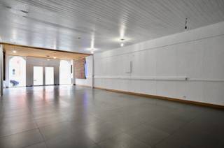 Deze gelijkvloerse handelsruimte heeft een oppervlakte van 80m2 + een bijkomende keukenruimte van 19m2. Interessante ligging vlak bij het...