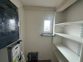 In het bruisende centrum van Sleidinge, op wandelafstand van winkels, faciliteiten en openbaar vervoer, bevindt zich deze kleinschalige residentie op een uiterst rustige locatie. <br /><br />Het appartement werd zonet volledig gerenoveerd en omvat een ingerichte keuken met nieuwe toestellen, een ruime en lichtrijke living, een badkamer met inloopdouche, volwaardige slaapkamer, een terras en een grote zolderberging. <br /><br />Verder is het appartement uitgerust met een warmtepomp en hoort er een autostaanplaats bij op de parking. <br /><br />Onmiddellijk beschikbaar. <br /><br />Wenst u dit appartement te bezichtigen? Reserveer dan uw tijdslot op het beschikbare bezoekmoment via onze website (immovercruysse.be > te huur > ga naar dit pand > klik op de knop "plan uw bezoek" > reserveer het gewenste tijdslot).<br />Let op, telefonisch en/of per mail worden GEEN bezoeken ingepland. Graag ook pas kandidaat stellen na het bezichtigen.