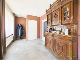<p><span>In het centrum van Kozen, tussen Alken en Nieuwerkerken, vinden we deze op te frissen gezinswoning met ruime garage terug. </span></p><p><span>Op wandelafstand vinden we een kleuter- en basisschool, een apotheek en horecagelegenheden. Het centrum van Hasselt is op slechts een kwartiertje rijden, maar ook Sint-Truiden en Herk-de-Stad zijn vlot bereikbaar. </span></p><p><span> </span></p><p><span>Betreden doen we de woning via de inkomhal vanwaar er toegang is tot de ruime woonkamer en de keuken. De woonkamer geniet net zoals de gehele woning van een aangename lichtinval dankzij de grote raampartijen. De ruime keuken geniet van voldoende opbergruimte en mogelijkheid tot het plaatsen van een tafel en stoelen. Een handige berging maakt het gelijkvloers compleet.</span></p><p><span>De inpandige garage beschikt over een elektrische poort en geeft toegang tot de bovengelegen zolderruimte. </span></p><p><span>Op de bovenverdieping vinden we drie ruime slaapkamers en de badkamer.</span></p><p><span> </span></p><p><span>Achter de woning is er een gezellig koertje. </span></p><p><span> </span></p><p><span>Pluspunten:</span></p><p><span>- centrale ligging</span></p><p><span>- ruime garage</span></p><p><span>- 3 grote slaapkamers</span></p><p><span> </span></p><p><span>Extra pluspunt:</span><span> Deze woning komt in aanmerking, indien u voldoet aan de voorwaarden, voor een korting op de totaal te betalen registratierechten!</span></p><p><span> </span></p><p><span>De vermelde bewoonbare oppervlakte is de netto-oppervlakte van de woning met uitzondering van de zolder.</span></p>