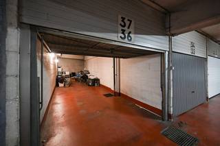 Ondergrondse afgesloten dubbele garagebox (in cascade) te koop in residentie Den Dreihoek. Zeer centraal gelegen in de nabijheid van de...