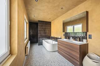 Gelegen in de gezellige Nielsestraat te Boom, ontdek je deze charmante woning met een riante oostgerichte tuin van maar liefst ±150 m². De locatie is ideaal: op wandel- en fietsafstand vind je diverse parken en groenvoorzieningen, leuke horecazaken en winkels. Rustig wonen en toch snel in Antwerpen of Brussel – de ideale combinatie.”<br /><br />Indeling van de woning:<br />Gelijkvloers: een lichtrijke leefruimte met aansluitend de keuken. Via de grote schuifdeuren heb je directe toegang tot de prachtige tuin. Achteraan bevindt zich een garagebox met fietsenberging, bereikbaar via een achterliggende straat. Ook is er aparte toilet voorzien en een extra opbergruimte aan de keuken. <br />Eerste verdieping: twee ruime slaapkamers en een stijlvolle badkamer, groot genoeg om ook een was- en droogmachine te plaatsen.<br />Tweede verdieping: een royale zolderkamer die eventueel kan worden opgesplitst in twee volwaardige slaapkamers.<br /><br />Troeven op een rij:
<ul>
	<li>Lage EPC-score</li>
	<li>Elektriciteit conform</li>
	<li>Oostgerichte tuin van ±150 m²</li>
	<li>Garagebox + fietsenberging met toegang via achterzijde</li>
	<li>Twee ruime slaapkamers + grote zolderkamer (mogelijkheid tot 4 slaapkamers)</li>
	<li>Centrale ligging nabij horeca, winkels, openbaar vervoer en parken</li>
	<li>Instapklaar en perfect voor gezinnen</li>
</ul>
<br />Een ideale woning voor wie ruim, comfortabel en groen wil wonen, met alle voorzieningen vlakbij!<br /><br />Grondplannen kun je downloaden via de website: www.wellimmo.net<br /><br /> 