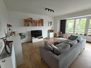 Uitstekend gelegen 2 slaapkamer appartement in het centrum van Aalst. Het appartement is gelegen in een kleinschalig gebouw van 2 appartementen. We komen binnen in het een ruime inkomhal die uitgeeft op de prachtige leefruimte met open keuken. Het uitzicht over de dender maakt het plaatje af. De leefruimte is groot zeer lichtrijk dankzij de grote raampartijen. De keuken is volledig geïnstalleerd en voorzien van alle toestellen. Verder vinden we nog een badkamer met douche, een apart toilet, een technische ruimte met plaats voor wasmachine en 2 ruime slaapkamers (18m² en 14m²). De garage biedt ruimte voor 2 wagens en er is nog een gemeenschappelijke buitenruimte van 20m². Wenst u meer informatie of een bezoek? Stuur gerust een mail naar Affligem@immoaccenta.be
