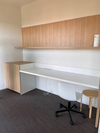 Nieuwe trendy studentenkamer met eigen sanitair, gelegen de zesde verdieping in residentie 'Woods'. De kamer heeft twee grote raampartijen die...