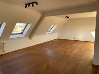 AALST - Lichtrijk, recent appartement met groot terras.<br /><br />Inschrijven voor het geplande bezoekmoment kan via onze website => www.immoderas.be/afspraak-instructies<br /><br />Dit ruime appartement bevindt zich aan de stadsrand op de ringweg rond Aalst, en hierdoor in de directe omgeving van verschillende scholen, openbaar vervoer/het station alsook de E40. Het stadscentrum met zijn vele winkels en faciliteiten zijn eveneens vlot bereikbaar te voet of met de fiets.<br /><br />Het appartement omvat een ruime inkomhal met vestiairekast en apart toilet, 2 grote slaapkamers, een badkamer met ligbad, douche en dubbele wastafel, een grote lichtrijke leefruimte, volledig geïnstalleerde keuken (vaatwasser, oven, keramische kookplaat, diepvries, koelkast). Zowel de leefruimte als keuken geven uit op een ruim, goed georiënteerd terras.<br /><br />AK: €70<br />Ondergrondse garage: €100