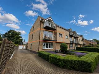 <p>Dellaertsdreef 2C bus 3 – Evergem (Sleidinge)</p><p>Dit recent en energiezuinig appartement op de eerste verdieping geniet van een uitstekende centrale ligging in Sleidinge. Winkels, horeca, openbaar vervoer en andere dagelijkse voorzieningen bevinden zich op wandelafstand.</p><p>Interesse? Vul het contactformulier in met jouw telefoonnummer en gegevens om een bezoekmoment in te plannen.<br />Onmiddellijk vrij, start voorzien op 01/09/2026</p><p>Dankzij de vele ramen is het appartement bijzonder lichtrijk en geniet u van een aangenaam, open uitzicht. De ruime leefruimte sluit aan op de moderne, volledig ingerichte keuken met recente toestellen en aansluitende berging. Vanuit de leefruimte heeft u toegang tot het balkon.<br />Het appartement beschikt over twee slaapkamers, een ruime badkamer met bad en een afzonderlijk toilet. Bovendien is een garage met elektriciteitsvoorziening inbegrepen, ideaal voor extra comfort en bergruimte.</p><p>Indeling:</p><p>Inkomhal<br />Lichtrijke leefruimte<br />Open, ingerichte keuken met recente toestellen<br />2 slaapkamers<br />Badkamer met bad<br />Afzonderlijk toilet<br />Balkon <br />Garage met elektriciteit</p><br /><p>Recent appartement (bouwjaar 2007)<br />EPC-label A<br />Energiezuinig dankzij warmtepomp<br />Veel natuurlijke lichtinval<br />Centrale ligging in Sleidinge<br />Winkels, horeca en openbaar vervoer op wandelafstand<br />Garage inbegrepen</p><p>Een ideaal appartement voor wie op zoek is naar comfortabel en energiezuinig wonen op een rustige, maar uiterst centrale locatie.</p><br />