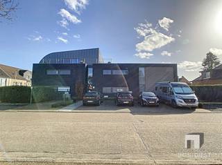 Prachtig gelijkvloers appartement!Dit appartement heeft veel lichtinval door de grote ramen in de leefruimte. Het is afgewerkt met de beste...