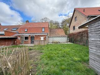 Op een tweetal minuten van de oprit van de E40 richting Brugge, de Kust en Gent vinden we dit leuke renovatiepand dat bestaat uit een leefruimte, een aparte keuken met voutekelder, een garage/schuur en een tuin voor en achteraan de woning. Op de verdieping zijn er drie slaapkamers en een badkamer. Perfect gelegen want op fiets- en wandelafstand vind je alles qua winkels, de school, sportfaciliteiten en het station. Op 450m bevindt zich het kanaal Gent-Brugge waar je kan wandelen en fietsen langs het water. <br /><br />De ideale eigendom voor wie graag een renovatieproject wil of graag een nieuw wil na afbraak en dat op een uitstekende ligging. Mooi stuk grond van 369m2.<br /><br /><span>Gelijkvloers (100m2):</span><br />Living (28m2) met tegelvloer en houtkachel - keuken (12,7m2) ingericht met gasbekken, dampkap en kasten - voutekelder (7m2) - tuin met berging (14m2)<br />Garage/schuur (31m2) met mezzanine<br /><br /><span>1ste Verdieping (40m2):</span><br />Nachthal - 3 slaapkamers (9m2, 10,5m2, 5,5m2) - badkamer (10m2) met toilet, douche en meubel met lavabo<br /><br /><span>Algemeen:</span><br />- ramen in PVC met dubbele beglazing, deels met rolluiken<br />- perfecte ligging tov E40<br />- op fiets- en wandelafstand van de winkels, scholen en openbaar vervoer<br />- op 450m van het kanaal Gent-Brugge<br />- P-score: A<br />- G-score: A<br />- Sted. inlichtingen: in aanvraag