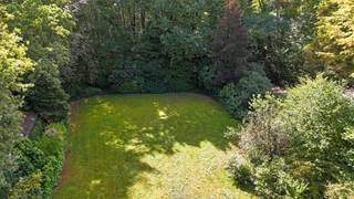 Zeer mooi en zeer rustig gelegen bouwgrond van 8 are voor open bebouwing.<br />Residentieel gelegen vlakbij het golf-en meerdomein, op de hoek met de Mereldreef en op 1,7km van scholen Atheneum.<br />Breedte: 25 meter - diepte: 31 meter.<br />Oriëntatie: oost. <br />Kroonlijsthoogte: 6,5m bij plat dak en 6m bij hellend dak.<br />Geen bouwverplichting.<br />Hoofdbestemming wonen en nevenbestemming, complementaire bedrijvigheid zoals een kantoor, diensten, handel en vrije beroepen indien ze verbonden zijn met de woonfunctie met een maximum van 100m² - zorgwonen toegelaten.<br />Goedgekeurde verkavelingsvergunning - woongebied met landelijk karakter - geen voorkooprecht ruimtelijke ordening - stedenbouwkundige vastgoedinfo in aanvraag.<br />Niet overstromingsgevoelig - perceelscore A. Opmetingskosten ten laste van kopers 950 euro.<br />Adres: Keerbergen, Wielewaalweg 1 - hoek Mereldreef (bouwgrond lot 1).