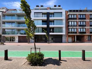 Dit prachtig appartement geniet van een uitstekende ligging nabij de Lippenslaan in Knokke. Dankzij de centrale ligging bevinden winkels, horecazaken en diverse voorzieningen zich op wandelafstand.<br /><br />Bij het binnenkomen wordt u verwelkomd in de inkomhal met afzonderlijk toilet. De ruime en lichtrijke leefruimte sluit naadloos aan op de stijlvolle, volledig uitgeruste open keuken met aansluitende berging. Vanuit de living is er directe toegang tot het aangename terras aan de voorzijde.<br /><br />Het appartement beschikt over drie volwaardige slaapkamers. De master bedroom is voorzien van een ensuite badkamer, terwijl de tweede en derde slaapkamer toegang bieden tot het terras aan de achterzijde. Daarnaast is er nog een afzonderlijke douchekamer.<br /><br />Tot slot beschikt het appartement over drie fietshaken en een privatieve kelderberging. Er bestaat bovendien de mogelijkheid tot aankoop van een tandem autostaanplaats (2 wagens achter elkaar) in dezelfde residentie.<br /><br />Afgewerkt met hoogwaardige en exclusieve materialen en met bijzondere aandacht voor detail, biedt dit unieke appartement een combinatie van hedendaags comfort, stijl en luxe op een uitstekende locatie in het centrum van Knokke.<br /><br />Stedenbouwkundig uittreksel en maatregelenregister in aanvraag.<br /><br />Aarzel niet om ons te contacteren voor meer informatie via: tel.: 050 62 44 14 of via knokke@immax.be