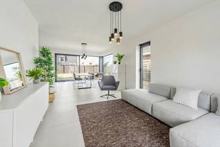 Zoek je een nieuwe thuis in Langemark? Ontdek dan deze nieuwe woning tussen de Zonnebekestraat en Blikstraat. Je woont er vlak bij winkels, scholen en openbaar vervoer.
Deze moderne, halfopen woning (lot 16) beschikt over een ruime woon- en eetkamer, een open keuken, een berging, 3 slaapkamers en een badkamer. In de west gerichte tuin geniet je volop van de namiddag- en avondzon. Benieuwd? Contacteer ons voor meer info.