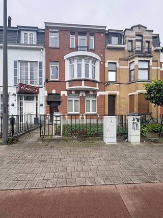 <p><strong>Te huur: verzorgd appartement in Vilvoorde, gelegen aan de Hendrik I lei, in een rustige residentiële buurt nabij scholen en openbaar vervoer.</strong></p><p>Dit appartement biedt een praktische indeling met een gezellige woonkamer, een functionele keuken en een comfortabele slaapkamer. Dankzij de ligging geniet u van een vlotte verbinding naar het centrum en omliggende gemeenten. Het EPC-label C zorgt voor een degelijk energieverbruik, en de private kelder biedt extra opbergruimte.</p><p><br /></p><p><strong>Ruimtes:</strong></p><ul><li>Inkomhal met toegang tot de verschillende ruimtes</li><li>Woonkamer met aangename lichtinval</li><li>Keuken met spoelbak, dampkap en gaskookplaat</li><li>Slaapkamer met ruimte voor een dubbel bed</li><li>Badkamer met inloopdouche, toilet en moderne kranen</li><li>Individuele private kelder</li></ul><p><strong>Troeven:</strong></p><ul><li>Rustige residentiële ligging nabij scholen en openbaar vervoer</li><li>Praktische indeling met alle nodige voorzieningen</li><li>Extra opbergruimte dankzij private kelder</li></ul><p><strong>Maandelijkse provisie</strong>: € 50 voor (<span>minuterie en water privatieve delen)</span></p><p><br /></p><p>Neem vandaag nog contact op met Sara De Maeyer voor een bezoek via: https://mijnhuurprofiel.be/property/8e4f3a3f-b9c9-4c7f-b7a5-379812af25ec</p><p><br /></p><p>JOUW DROOMAPPARTEMENT. ZO GEVONDEN!</p>
