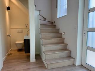 Instapklare gezinswoning met 4 slaapkamers, dressing, inpandige garage en mooie tuin.<br />In Wetteren bevindt zich deze uitstekend onderhouden woning uit 2011, gunstig gelegen nabij winkels, scholen, openbaar vervoer en zorgvoorzieningen. Dankzij de hoogwaardige afwerking door de eigenaars en een volledige professionele herschildering in 2025 is ze vandaag volledig instapklaar.<br />Bij het betreden valt onmiddellijk de aangename lichtinval op. De leefruimte geeft rechtstreeks toegang tot het terras en de tuin, wat zorgt voor een warme en gezellige sfeer. De open keuken met gasvuur is van alle comfort voorzien.<br /><br />Indeling:<br />Op het gelijkvloers: inkom met gastentoilet, leefruimte met eetplaats, open keuken en inpandige garage met berging. Op de eerste verdieping: 3 volwaardige slaapkamers, een dressing en een badkamer met ligbad, douche, toilet en dubbele wastafel. Op de tweede verdieping, bereikbaar via een vaste trap: een vierde slaapkamer en ruime zolderberging.<br />Buiten geniet je van een aangenaam terras met uitzicht op de groene omgeving. De tuinberging is bereikbaar via de oprit of via de tuin. Op de oprit is er parkeergelegenheid voor 2 wagens.<br /><br />Technisch: centrale verwarming op gas, dubbele beglazing, EPC A, conforme elektriciteit, regenwaterput van 5.000 liter en 14 zonnepanelen.<br />Kortom, een ideale gezinswoning met hoogwaardige afwerking, groot leefcomfort en een prachtige tuin.<br /><br />Maak een afspraak voor een bezichtiging op 0485 68 66 67.<br /><br />De vermelde prijs betreft een instelprijs. De eigenaar behoudt zich het recht voor om elk bod te aanvaarden of te weigeren.<br />