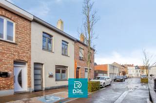 Deze instapklare woning is gelegen in de geliefde wijk De Konterdam te Oostende, een rustige en aangename buurt met vlotte verbinding naar het centrum, winkels en openbaar vervoer. <br /><br />Bij het betreden van de woning kom je terecht in een ruime en lichtrijke leefruimte die meteen een warm gevoel uitstraalt. De gashaard zorgt voor extra gezelligheid en maakt van deze ruimte een ideale plek om te ontspannen.<br />Aansluitend heb je de eetplaats met een ruime en praktische keuken die via het schuifraam verbonden is met het aangename terras/stadstuintje.<br />Verder beschikt de woning over een badkamer op het gelijkvloers en drie 3 slaapkamers op de eerste en tweede verdieping met voldoende ruimte en heel wat mogelijkheden. Dankzij de vele ingemaakte kasten is deze tevens zeer onderhoudsvriendelijk ingericht.<br /><br />Deze woning combineert wooncomfort, licht en een gunstige ligging, wat ze uitermate geschikt maakt als gezinswoning of als interessante investering.<br /><br />Meer info of een bezoek inplannen? Contacteer DRL VASTGOED, 050 65 95 95 of info@drlvastgoed.be