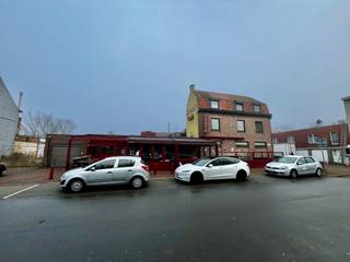 Menen: ruime duplex met handelspand te koop op gunstige ligging in MenenRuim handelspand met duplex op toplocatie. Deze handelszaak is strategisch...
