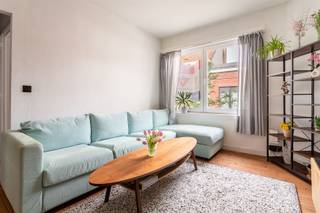 <p><span>INSTAPKLAAR APPARTEMENT IN OUD-BERCHEM</span></p><p><span> </span></p><p><span>De ligging is bijzonder aantrekkelijk dankzij de nabijheid van tal van voorzieningen. Op wandelafstand vind je winkels, supermarkten en gezellige horecazaken, terwijl ook bekende buurten zoals Zurenborg en de Driekoningenstraat vlakbij liggen. Daarnaast zijn er verschillende parken en groene zones in de omgeving, wat zorgt voor een aangename woonkwaliteit. </span></p><p><span>Het betreft hier een instapklaar appartement op de eerste verdieping van een kleinschalig gebouw.</span></p><p><span>Op zoek naar een gezellig en lichtrijk appartement dat meteen bewoonbaar is? Dit charmante appartement biedt alles wat u nodig heeft voor comfortabel wonen.</span></p><p><span>Bij het binnenkomen komt u in de inkomhal, die toegang geeft tot de kleinste slaapkamer. De aangename leefruimte geniet van veel natuurlijke lichtinval en vormt het hart van het appartement. Achteraan bevindt zich de ruime hoofdslaapkamer, wat zorgt voor extra rust en privacy.</span></p><p><span>De volledig geïnstalleerde keuken is praktisch ingericht en sluit aan op de badkamer, die voorzien is van een moderne inloopdouche en een apart toilet. </span></p><p><span>Verder beschikt het appartement over een gunstig EPC wat bijdraagt aan een energiezuinige woonervaring, een blanco elektrische keuring en blanco asbest-attest. Ook is er nog een handige kelderberging voor extra opslagruimte.</span></p><p><span>Kortom, een ideale woonst voor starters, koppels of als investering!</span></p><p><span> </span></p><p><span>Het appartement is momenteel verhuurd aan een stabiele huurder. </span></p><p><span> </span></p><p><span>Neem contact met ons op</span><span> voor een bezichtiging en laat ons u verwelkomen.</span></p><p><span> </span></p>