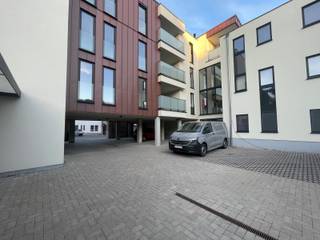 <strong>Instapklaar nieuwbouwappartement met luxe afwerking<br /><br />Indeling</strong><br />inkomhal, ruime lichtrijke woonkamer die toegang biedt tot het terras en de open keuken, 2 slaapkamers, wasplaats, badkamer en toilet<br /><br /><strong>Troeven</strong>
<ul><li>zeer lichtrijk appartement</li><li>6 stuks zonnepanelen</li><li>topligging in centrum Beselare </li><li>fietsenstalling inbegrepen (overdekt en afgesloten)+ mogelijkheid staanplaatsen bij te kopen (prijs bespreekbaar)</li><li>mogelijkheid appartement 8 te kopen i.p.v. appartement 5 die nog verder af te werken is volgens eigen smaak bespreekbaar met de bouwheer.</li><li>gunstig epc A</li><li>gelegen in historisch gebouw, voormalige brouwerij</li></ul>
Aankopen aan 6% btw mogelijk voor de constructie en registratierechten voor de grond.<br />