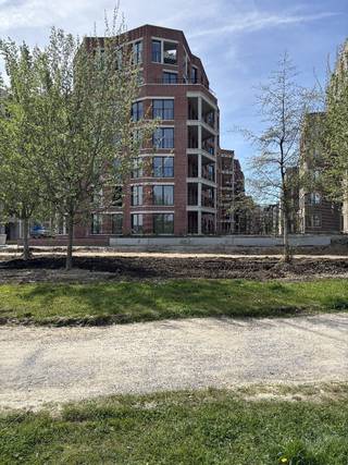 Dit smaakvol ingerichte en volledig gemeubelde tweeslaapkamerappartement bevindt zich op de vierde verdieping van het elegante en ideaal gelegen Scarlet-gebouw op Tour & Taxis. De eerste bewoners genieten hier van een uitzonderlijke woonervaring: een spectaculair uitzicht op het park, gecombineerd met de dynamiek van een van de meest vernieuwende stadswijken van Brussel én absolute rust. Dankzij het autovrije concept is er bovengronds geen doorgaand verkeer.<br />Binnen zorgen de grote raampartijen van vloer tot plafond voor een overvloed aan natuurlijk licht en een vloeiende verbinding met het terras en het park. De ruime open keuken is volledig uitgerust en meteen instapklaar.<br /><br />Het appartement omvat:<br />- een stijlvolle inkomhal met gastentoilet, ingebouwde vestiairekast en glazen pivotdeur<br />- een ruime en elegant ingerichte leef- en eetruimte<br />- een overdekt terras met vrij zicht op het park, ontworpen door Bureau Bas Smets<br />- een master bedroom met ruime, ingebouwde kledingkast en ensuite badkamer en toilet<br />- een tweede slaapkamer met eigen douchekamer<br />- een aparte wasruimte<br />- een private kelder<br />- kookgerei, servies, bed- en badlinnen inbegrepen<br /><br />Scarlet beschikt bovendien over een bijzonder ruime en vlot bereikbare fietsenstalling, ideaal voor zowel klassieke als elektrische fietsen.<br /><br />De bijbehorende ondergrondse parkeerplaats (€ 100 per maand) bevindt zich vlak naast de lift, met directe toegang tot het appartement. Elektrisch laden is mogelijk in de parkeergarage.<br /><br />De site beschikt bovendien over permanente bewaking en beveiliging, 24 uur per dag, 7 dagen per week.<br /><br />EPC/PEB: A<br /><br />Onmiddellijk beschikbaar.
