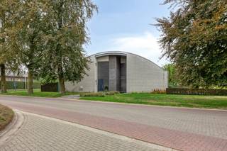 <p>Deze moderne gezinswoning is erg bijzonder van architectuur en geniet van enorm veel lichtinval. Opvallend zijn ook de luchtige en ruime kamers die maken dat dit een ideaal huis is voor wie op zoek is naar ruimte en comfort. De grote inpandige garage en ingesloten tuin met zwembad maken het geheel compleet! Het gunstige epc, de zonnepanelen en nieuwe cv-installatie zijn enkele bijkomende troeven.<br /><br />Dit huis ligt in een verzorgde residentiële omgeving vlakbij het levendige centrum van Bocholt. Sportcomplex “de Damburg” ligt op<br />wandelafstand van de woning en zowel Bree als Oudsbergen liggen vlot bereikbaar. Ook winkels, dokterspraktijk en openbaar vervoer<br />zijn binnen handbereik.<br /><br />Indeling:<br />Gelijkvloers:<br />+ Riante inkomhal met ruimte voor vestiare<br />+ Grote woonkamer met veel lichtinval en granieten vloer<br />+ Gezellige zithoek met zicht op de tuin<br />+ Open keuken met praktisch werkeiland<br />+ Bureelhoek speelkamer af te sluiten met een glazen deur naar de woonkamer<br />+ Directe toegang naar het terras via het schuifraam<br />+ Wasplaats met aanrecht en uitgietbak<br />+ Zij-ingang met ingebouwde kasten<br />+ Dubbele inpandige garage met automatische sectionale poort<br /><br />1ste verdieping:<br />+ Grote overloop met toegang naar de verschillende ruimtes<br />+ Ouderlijke slaapkamer met dressing<br />+ Badkamer met hoekbad, douche en dubbele wastafel<br />+ Twee kinderslaapkamers<br />+ Vierde slaapkamer/ bureel<br />+ Tweede badkamer met toilet, douche en wastafel<br /><br />Tuin:<br />+ Aangelegde tuin met verwarmd zwembad<br />+ Deels overdekt terras<br />+ Grote praktische tuinberging<br /><br />Heeft u interesse in deze unieke woning met zijn zeer gunstige ligging?<br />Neem contact met ons op en we helpen u graag dichtblij verder!</p>