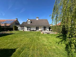 Deze alleenstaande villa is gelegen in een rustige wijk nabij centrum Roeselare <br /><br /><span>De woning is als volgt ingedeeld</span>: <br />Gelijkvloerse verdieping: Inkom met vestiaire en gastentoilet, sfeervolle leefruimte met houtkachel, bureau (extra kamer mog.), geÏnstalleerde keuken, wasplaats/berging, inpandige garage, grote zonnige tuin met terras en tuinberging. Er is een carport en grote oprit.<br />Eerste verdieping: master bedroom met dressing + toegang tot zolderruimte, badkamer (bad, douche, dubbele lavabo en apart toilet), 2 slaapkamers, waarvan 1 met extra kamer/ruimte.<br /><br />De woning is beschikbaar vanaf 1 juni. <br /><br />PLUSPUNTEN:<br />- AIRCO<br />- GARAGE + CARPORT <br />- RUSTIGE EN CENTRALE LIGGING<br />- 4 SLPKS MOG. <br />- ZONNIGE TUIN